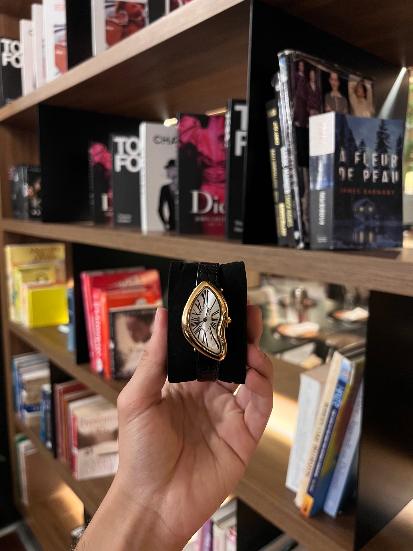 Montre luxe – Cadran Coloré & Lunette Or