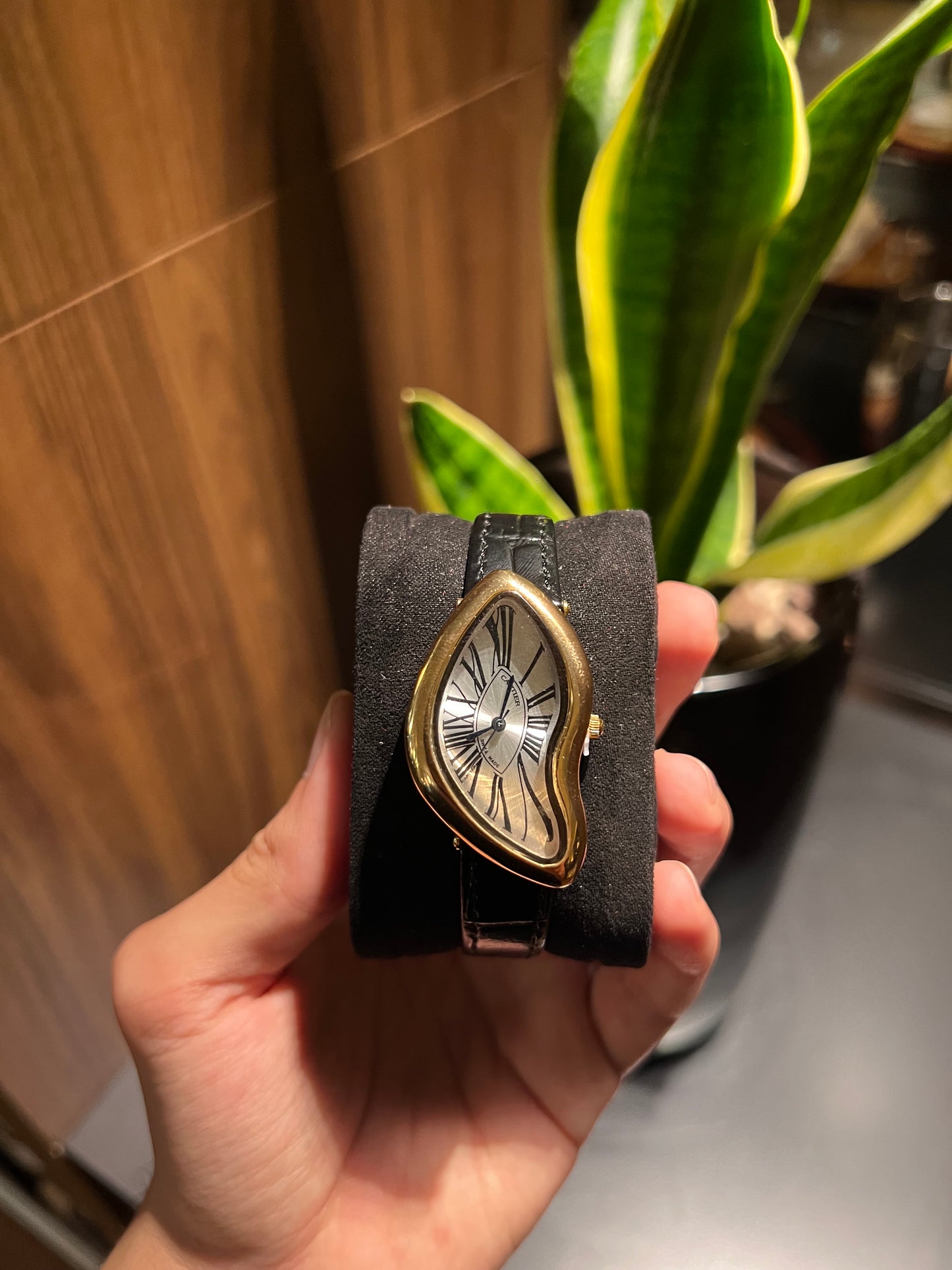 Montre luxe – Cadran Coloré & Lunette Or