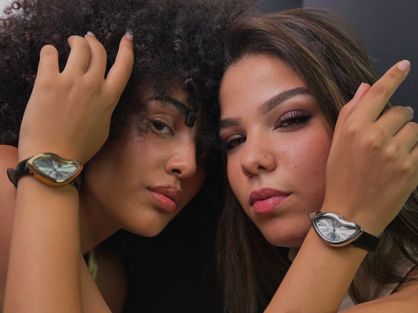 Montre luxe – Cadran Coloré & Lunette Or