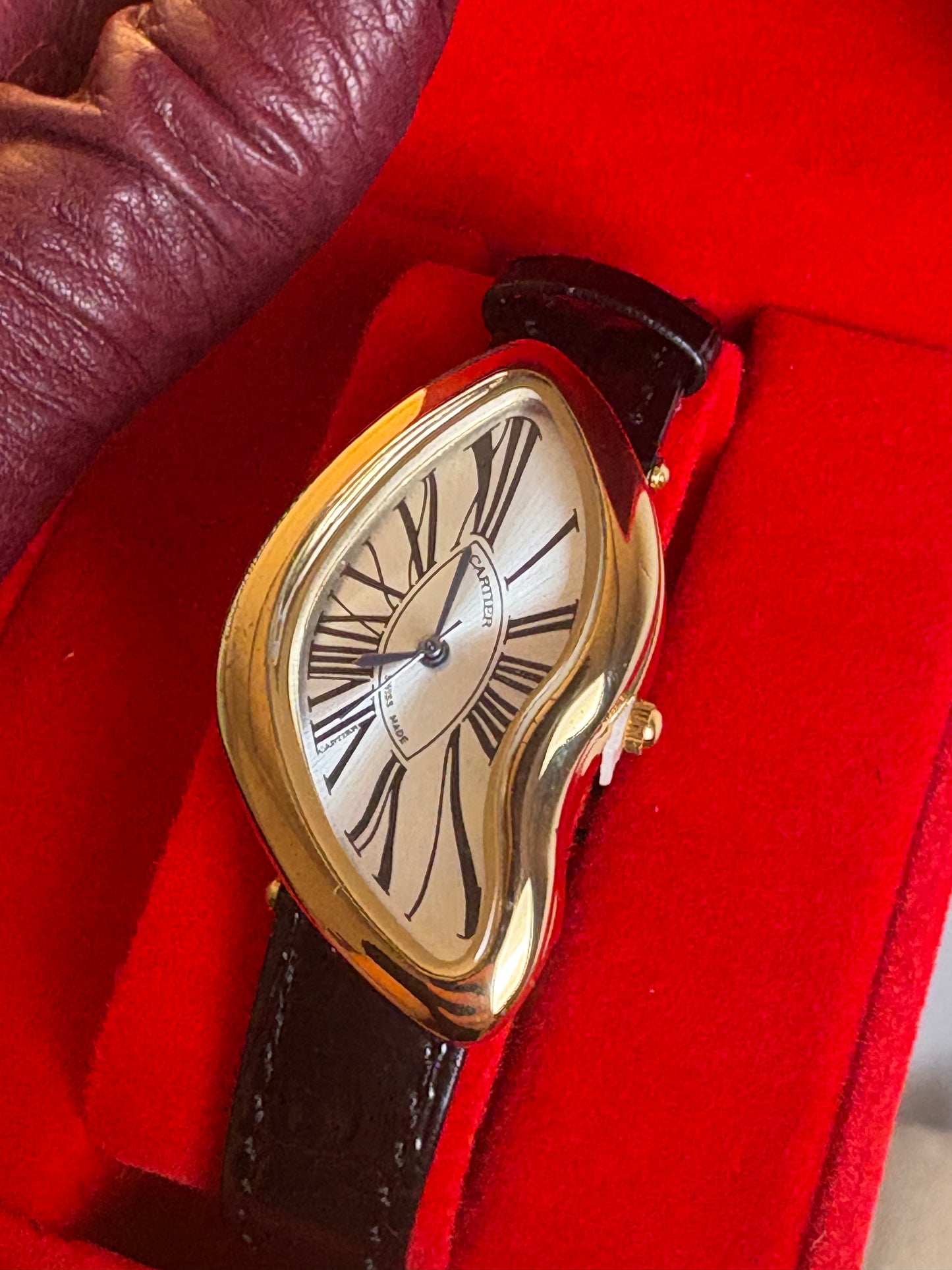 Montre luxe – Cadran Coloré & Lunette Or