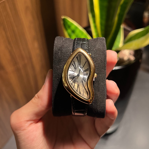 Montre luxe – Cadran Coloré & Lunette Or