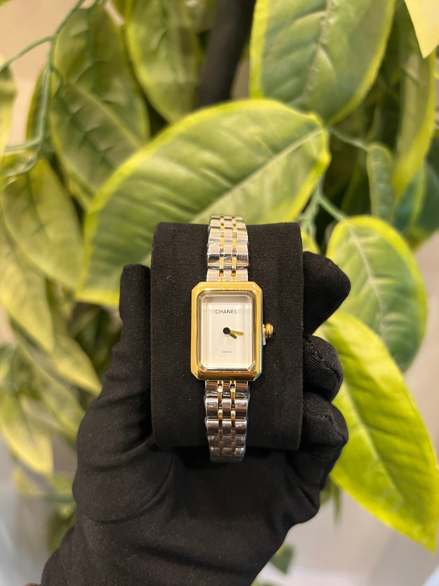 The Smooth Bezel Gold Watch - ABL MADEMOISELLE